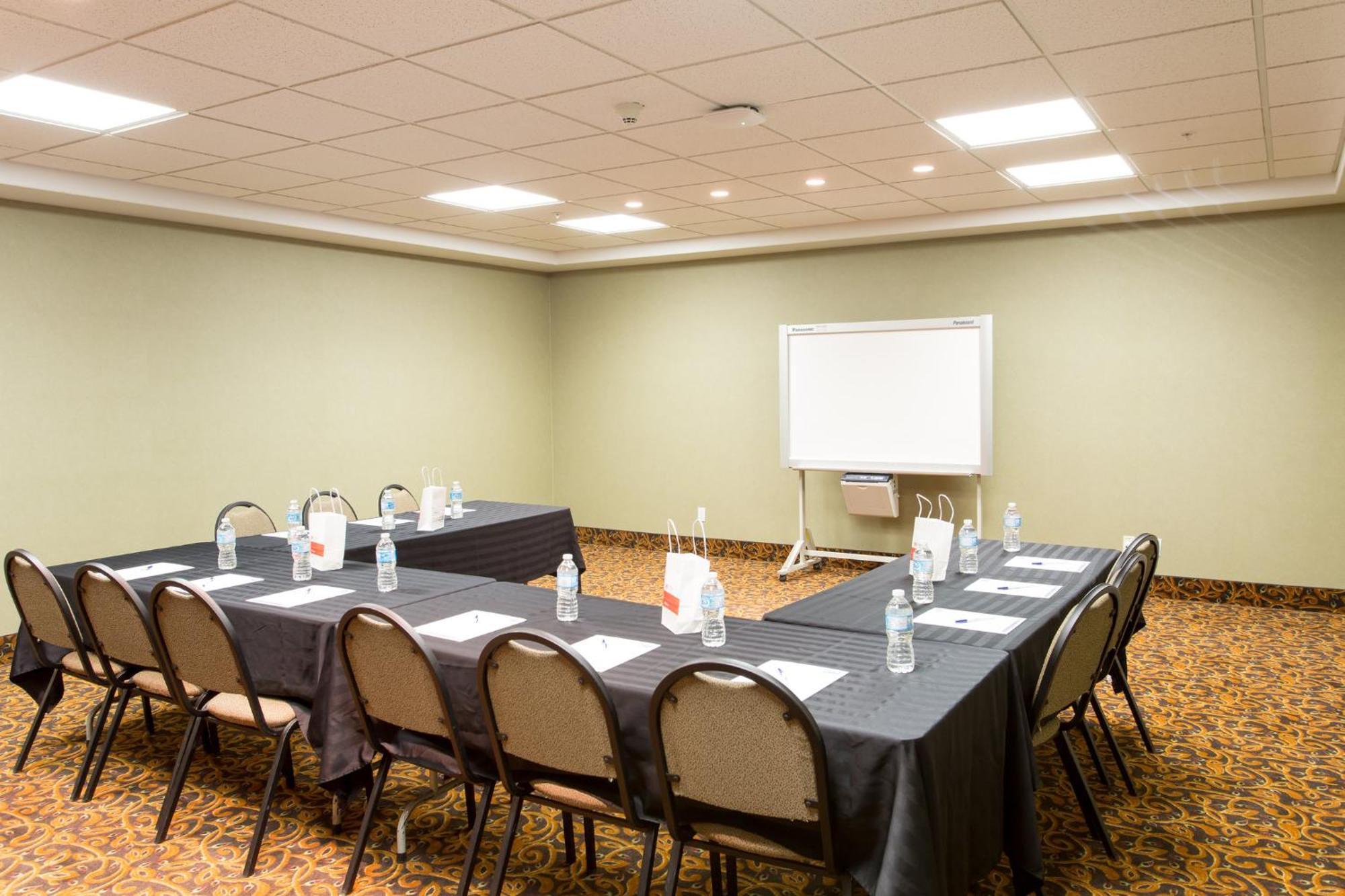 Holiday Inn Express & Suites Whitecourt By Ihg Экстерьер фото