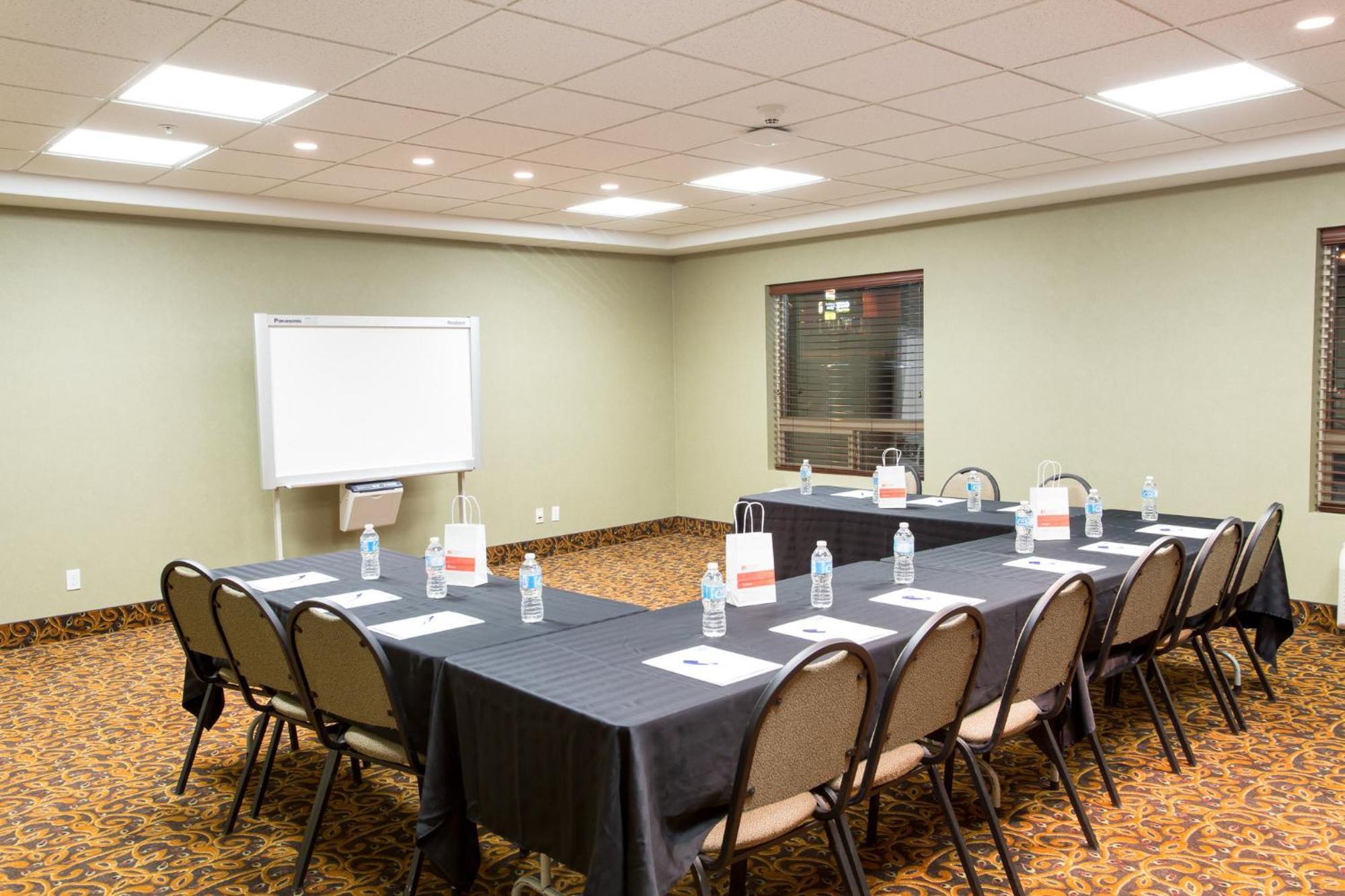 Holiday Inn Express & Suites Whitecourt By Ihg Экстерьер фото