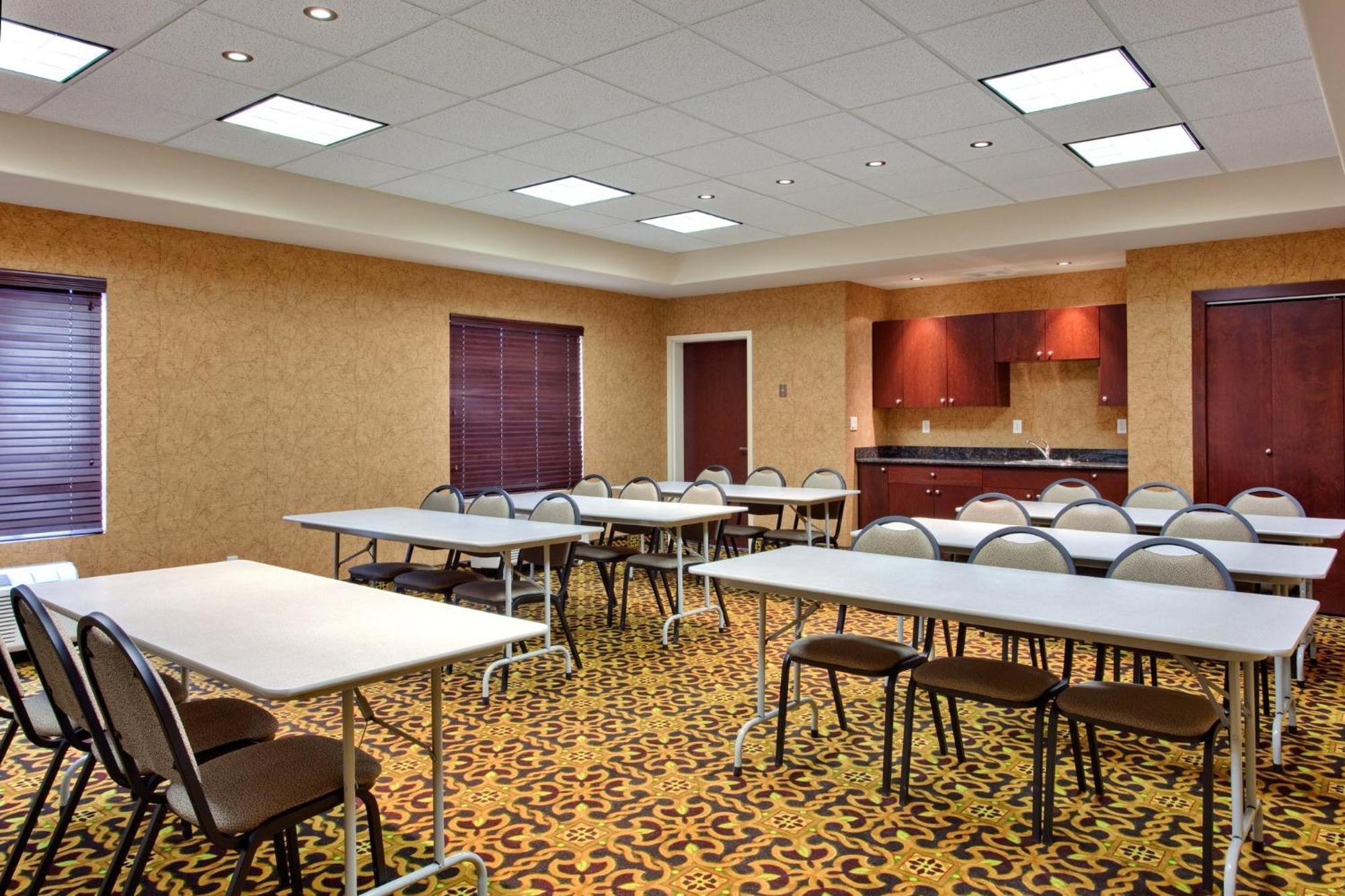 Holiday Inn Express & Suites Whitecourt By Ihg Экстерьер фото