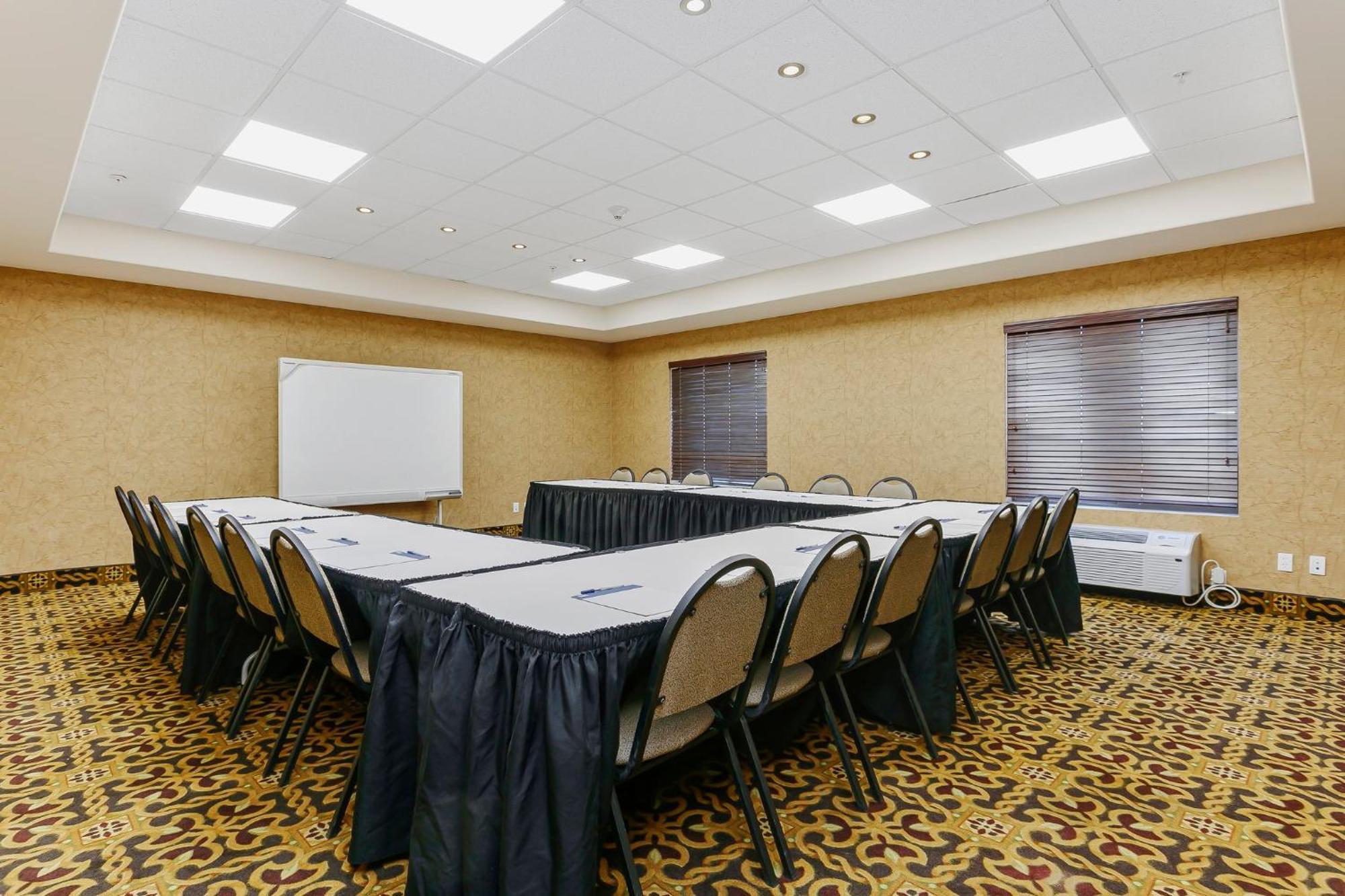 Holiday Inn Express & Suites Whitecourt By Ihg Экстерьер фото